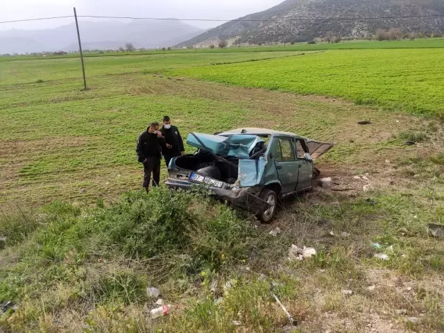 Sürücüsünün direksiyon hakimiyetini kaybettiği otomobil tarlaya uçtu Sürücüsünün direksiyon hakimiyetini kaybettiği otomobil tarlaya uçtu