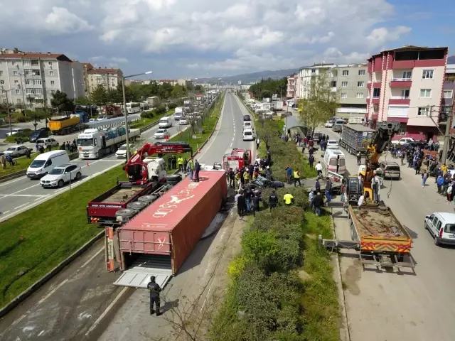 Ortalık savaş alanına döndü! Tırın ezip geçtiği feci kazada sürücü, ezilerek can verdi Ortalık savaş alanına döndü! Tırın ezip geçtiği feci kazada sürücü, ezilerek can verdi