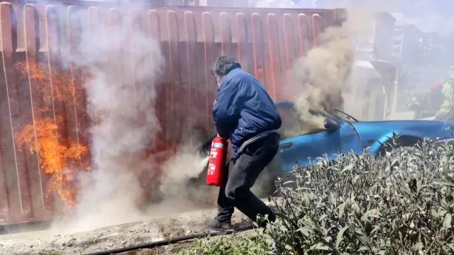 Ortalık savaş alanına döndü! Tırın ezip geçtiği feci kazada sürücü, ezilerek can verdi Ortalık savaş alanına döndü! Tırın ezip geçtiği feci kazada sürücü, ezilerek can verdi