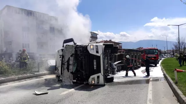 Ortalık savaş alanına döndü! Tırın ezip geçtiği feci kazada sürücü, ezilerek can verdi Ortalık savaş alanına döndü! Tırın ezip geçtiği feci kazada sürücü, ezilerek can verdi