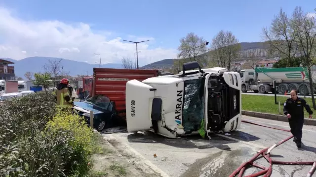 Ortalık savaş alanına döndü! Tırın ezip geçtiği feci kazada sürücü, ezilerek can verdi Ortalık savaş alanına döndü! Tırın ezip geçtiği feci kazada sürücü, ezilerek can verdi