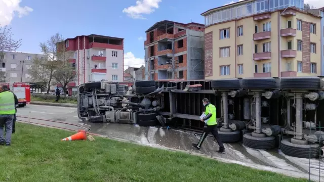 Ortalık savaş alanına döndü! Tırın ezip geçtiği feci kazada sürücü, ezilerek can verdi Ortalık savaş alanına döndü! Tırın ezip geçtiği feci kazada sürücü, ezilerek can verdi