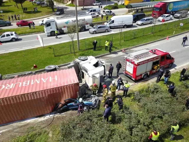 Ortalık savaş alanına döndü! Tırın ezip geçtiği feci kazada sürücü, ezilerek can verdi Ortalık savaş alanına döndü! Tırın ezip geçtiği feci kazada sürücü, ezilerek can verdi