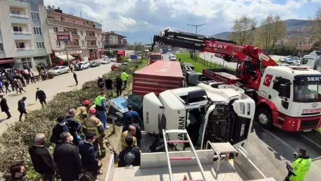 Ortalık savaş alanına döndü! Tırın ezip geçtiği feci kazada sürücü, ezilerek can verdi Ortalık savaş alanına döndü! Tırın ezip geçtiği feci kazada sürücü, ezilerek can verdi