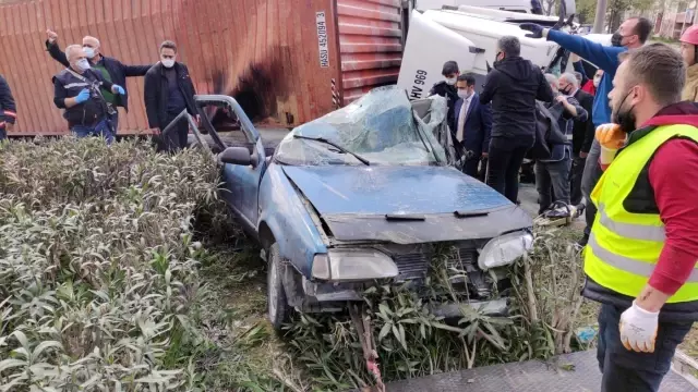 Ortalık savaş alanına döndü! Tırın ezip geçtiği feci kazada sürücü, ezilerek can verdi Ortalık savaş alanına döndü! Tırın ezip geçtiği feci kazada sürücü, ezilerek can verdi