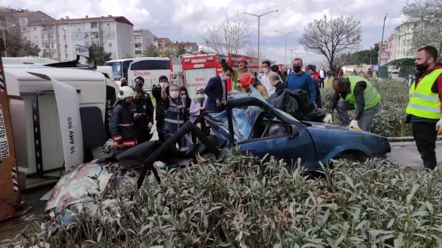 Ortalık savaş alanına döndü! Tırın ezip geçtiği feci kazada sürücü, ezilerek can verdi Ortalık savaş alanına döndü! Tırın ezip geçtiği feci kazada sürücü, ezilerek can verdi