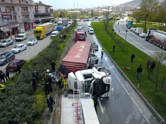 Ortalık savaş alanına döndü! Tırın ezip geçtiği feci kazada sürücü, ezilerek can verdi Ortalık savaş alanına döndü! Tırın ezip geçtiği feci kazada sürücü, ezilerek can verdi