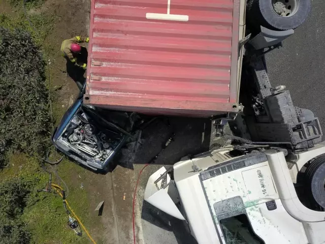 Ortalık savaş alanına döndü! Tırın ezip geçtiği feci kazada sürücü, ezilerek can verdi Ortalık savaş alanına döndü! Tırın ezip geçtiği feci kazada sürücü, ezilerek can verdi