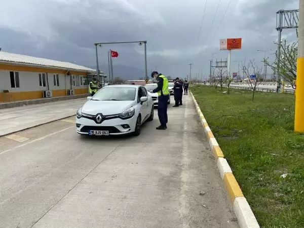 Bursa'nın girişinde polis, çıkışında jandarma denetimlerini artırdı Bursa'nın girişinde polis, çıkışında jandarma denetimlerini artırdı
