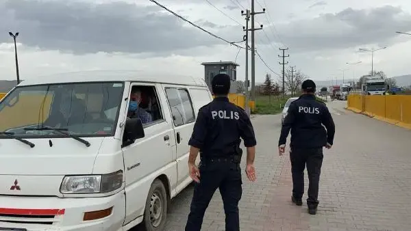 Bursa'nın girişinde polis, çıkışında jandarma denetimlerini artırdı Bursa'nın girişinde polis, çıkışında jandarma denetimlerini artırdı