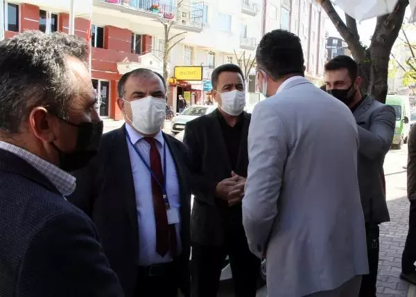 CHP'Lİ BAŞKANLA POLİS ARASINDA PANKART TARTIŞMASI CHP'Lİ BAŞKANLA POLİS ARASINDA PANKART TARTIŞMASI