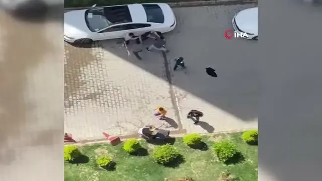 Son dakika haberleri | Çocukların kavgasına büyükler karıştı, ortalık savaş alanına döndü...Tekmeli yumruklu kavga kamerada Son dakika haberleri | Çocukların kavgasına büyükler karıştı, ortalık savaş alanına döndü...Tekmeli yumruklu kavga kamerada