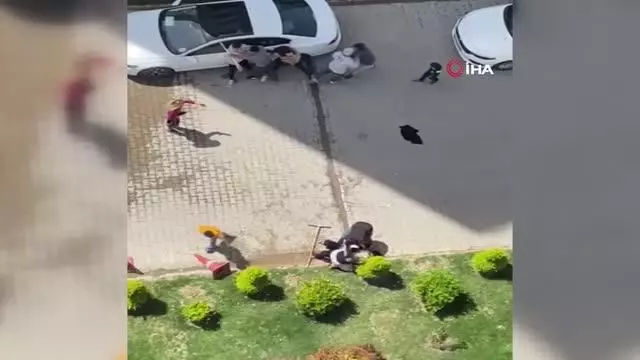 Son dakika haberleri | Çocukların kavgasına büyükler karıştı, ortalık savaş alanına döndü...Tekmeli yumruklu kavga kamerada Son dakika haberleri | Çocukların kavgasına büyükler karıştı, ortalık savaş alanına döndü...Tekmeli yumruklu kavga kamerada