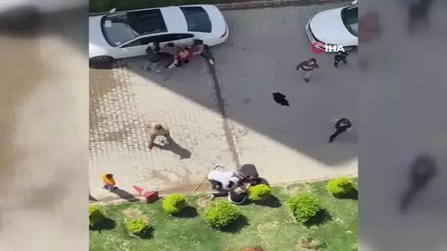 Son dakika haberleri | Çocukların kavgasına büyükler karıştı, ortalık savaş alanına döndü...Tekmeli yumruklu kavga kamerada Son dakika haberleri | Çocukların kavgasına büyükler karıştı, ortalık savaş alanına döndü...Tekmeli yumruklu kavga kamerada