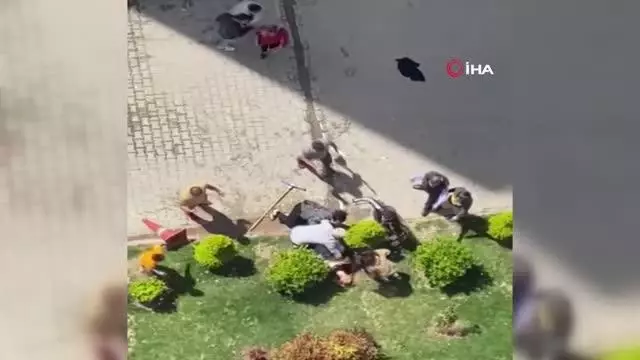 Son dakika haberleri | Çocukların kavgasına büyükler karıştı, ortalık savaş alanına döndü...Tekmeli yumruklu kavga kamerada Son dakika haberleri | Çocukların kavgasına büyükler karıştı, ortalık savaş alanına döndü...Tekmeli yumruklu kavga kamerada