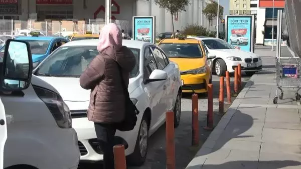 Bu kadarına da pes! Kendisine işlem yapan polise isyan eden seyyar satıcı kadının cipi olduğu öğrenildi Bu kadarına da pes! Kendisine işlem yapan polise isyan eden seyyar satıcı kadının cipi olduğu öğrenildi