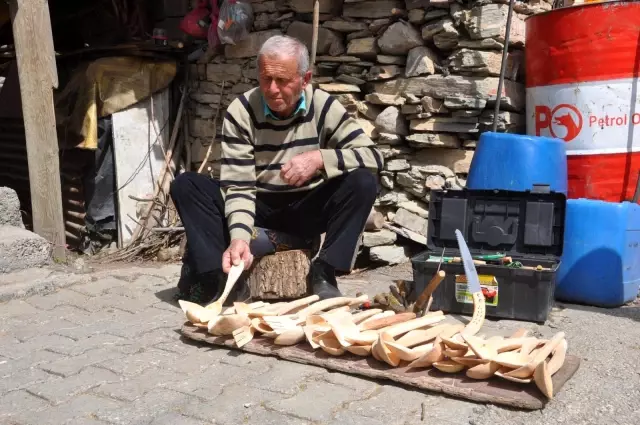 Dede mesleği tahta kaşık yapımını 38 senedir sürdürüyor Dede mesleği tahta kaşık yapımını 38 senedir sürdürüyor