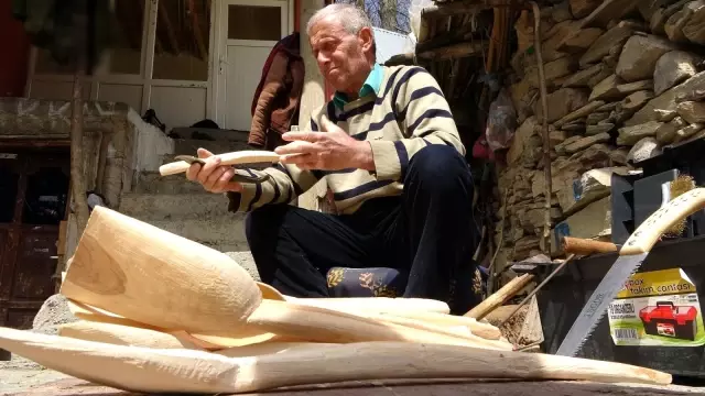 Dede mesleği tahta kaşık yapımını 38 senedir sürdürüyor Dede mesleği tahta kaşık yapımını 38 senedir sürdürüyor