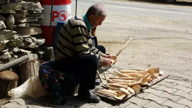 Dede mesleği tahta kaşık yapımını 38 senedir sürdürüyor Dede mesleği tahta kaşık yapımını 38 senedir sürdürüyor