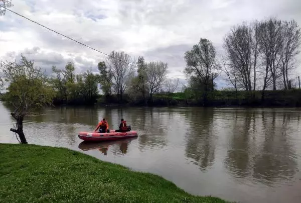 Edirne'de kayıp kişi için Tunca Nehri'nde arama çalışması başlatıldı Edirne'de kayıp kişi için Tunca Nehri'nde arama çalışması başlatıldı