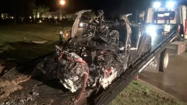 Elon Musk: 2 kişinin öldüğü Tesla kazasında 'otopilot devrede değildi' Elon Musk: 2 kişinin öldüğü Tesla kazasında 'otopilot devrede değildi'