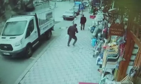 Son dakika haberi... Erzurum'da fırtına; otomobil sürücüsünün uçan çatıdan kıl payı kurtulması kamerada Son dakika haberi... Erzurum'da fırtına; otomobil sürücüsünün uçan çatıdan kıl payı kurtulması kamerada