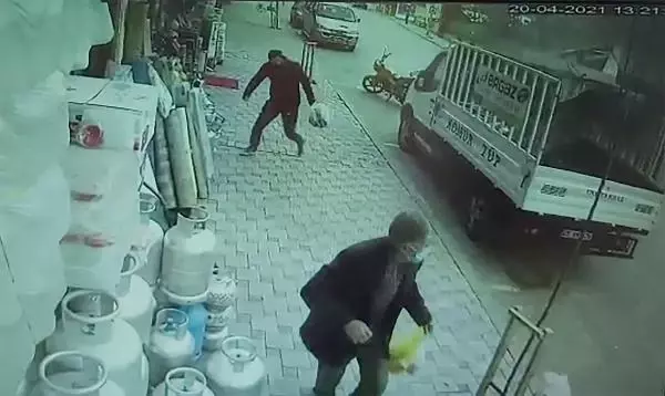 Son dakika haberi... Erzurum'da fırtına; otomobil sürücüsünün uçan çatıdan kıl payı kurtulması kamerada Son dakika haberi... Erzurum'da fırtına; otomobil sürücüsünün uçan çatıdan kıl payı kurtulması kamerada