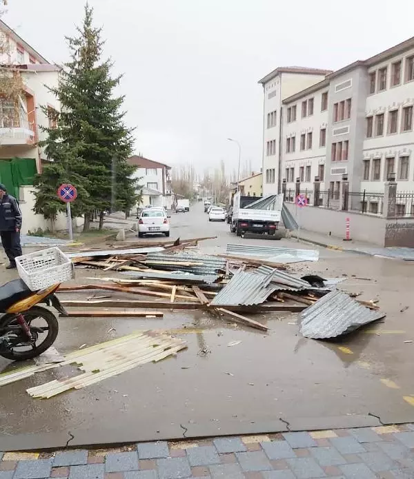 Son dakika haberi... Erzurum'da fırtına; otomobil sürücüsünün uçan çatıdan kıl payı kurtulması kamerada Son dakika haberi... Erzurum'da fırtına; otomobil sürücüsünün uçan çatıdan kıl payı kurtulması kamerada