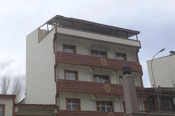 Son dakika haberi... Erzurum'da fırtına; otomobil sürücüsünün uçan çatıdan kıl payı kurtulması kamerada Son dakika haberi... Erzurum'da fırtına; otomobil sürücüsünün uçan çatıdan kıl payı kurtulması kamerada