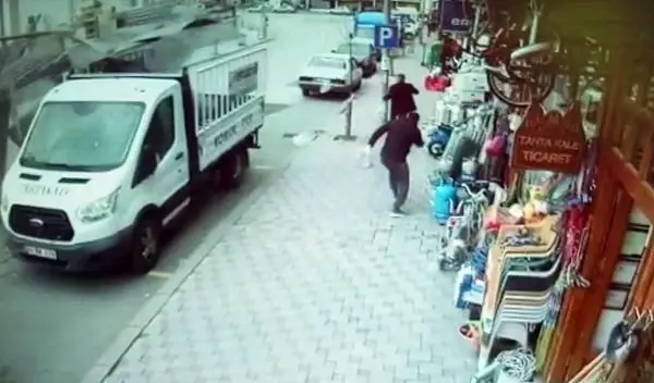 Son dakika haberi... Erzurum'da fırtına; otomobil sürücüsünün uçan çatıdan kıl payı kurtulması kamerada Son dakika haberi... Erzurum'da fırtına; otomobil sürücüsünün uçan çatıdan kıl payı kurtulması kamerada