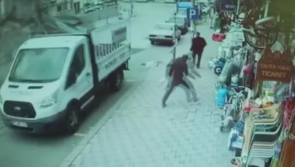 Son dakika haberi... Erzurum'da fırtına; otomobil sürücüsünün uçan çatıdan kıl payı kurtulması kamerada Son dakika haberi... Erzurum'da fırtına; otomobil sürücüsünün uçan çatıdan kıl payı kurtulması kamerada