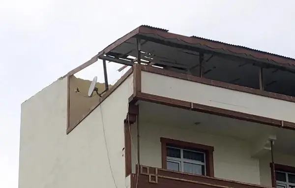 Son dakika haberi... Erzurum'da fırtına; otomobil sürücüsünün uçan çatıdan kıl payı kurtulması kamerada Son dakika haberi... Erzurum'da fırtına; otomobil sürücüsünün uçan çatıdan kıl payı kurtulması kamerada
