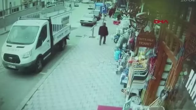 Son dakika haberi... Erzurum'da fırtına; otomobil sürücüsünün uçan çatıdan kıl payı kurtulması kamerada Son dakika haberi... Erzurum'da fırtına; otomobil sürücüsünün uçan çatıdan kıl payı kurtulması kamerada