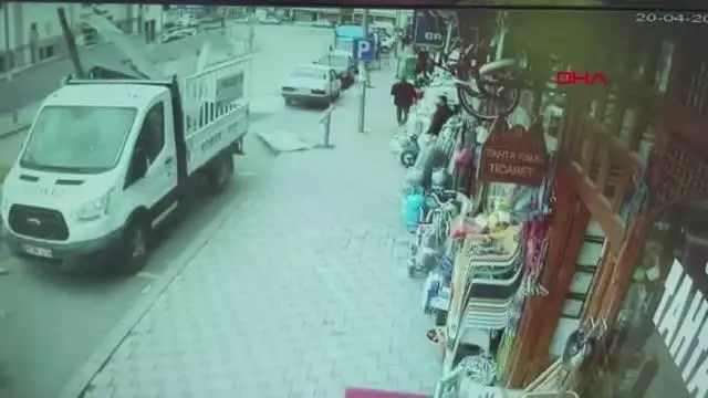 Son dakika haberi... Erzurum'da fırtına; otomobil sürücüsünün uçan çatıdan kıl payı kurtulması kamerada Son dakika haberi... Erzurum'da fırtına; otomobil sürücüsünün uçan çatıdan kıl payı kurtulması kamerada