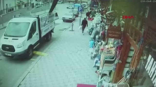 Son dakika haberi... Erzurum'da fırtına; otomobil sürücüsünün uçan çatıdan kıl payı kurtulması kamerada Son dakika haberi... Erzurum'da fırtına; otomobil sürücüsünün uçan çatıdan kıl payı kurtulması kamerada