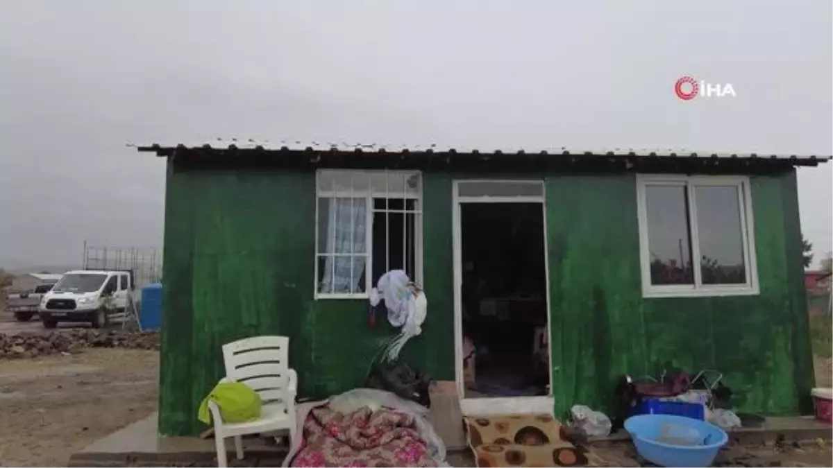 Foça Belediyesinin yerlerinden ettiği yaşlı kadınlar yardım bekliyor