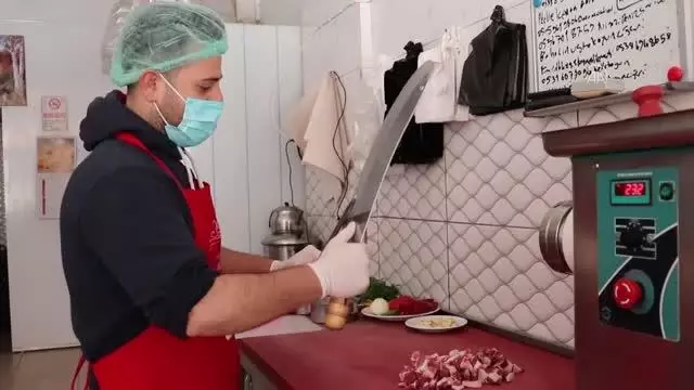 Hatay'ın tescilli lezzeti 'kağıt kebabı' iftar sofralarını lezzetlendiriyor HATAY (AA) - UNESCO tarafından gastronomi alanında 'Yaratıcı Şehirler... Hatay'ın tescilli lezzeti 'kağıt kebabı' iftar sofralarını lezzetlendiriyor HATAY (AA) - UNESCO tarafından gastronomi alanında 'Yaratıcı Şehirler...