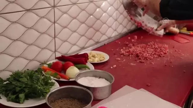 Hatay'ın tescilli lezzeti 'kağıt kebabı' iftar sofralarını lezzetlendiriyor HATAY (AA) - UNESCO tarafından gastronomi alanında 'Yaratıcı Şehirler... Hatay'ın tescilli lezzeti 'kağıt kebabı' iftar sofralarını lezzetlendiriyor HATAY (AA) - UNESCO tarafından gastronomi alanında 'Yaratıcı Şehirler...