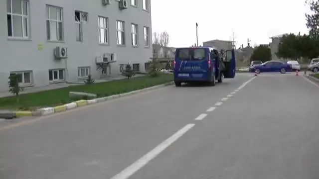 Husumet nedeniyle muhtarı öldürüp 2 kişiyi yaralayan zanlı yakalandı Husumet nedeniyle muhtarı öldürüp 2 kişiyi yaralayan zanlı yakalandı