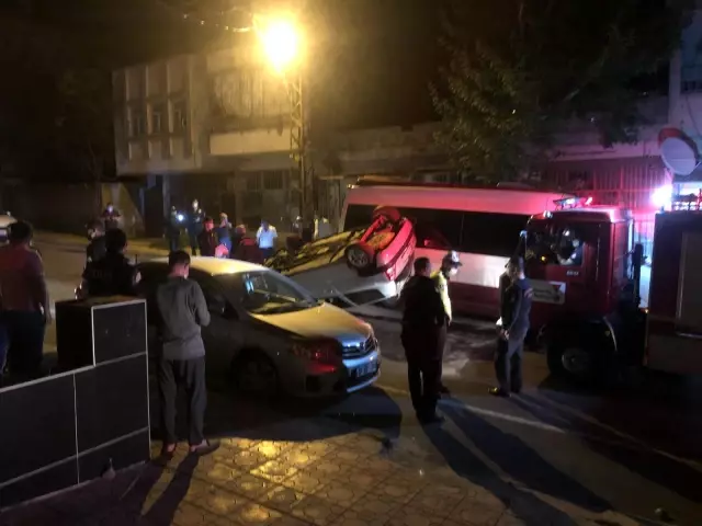 İki araca çarpan otomobil takla attı: 2 yaralı İki araca çarpan otomobil takla attı: 2 yaralı