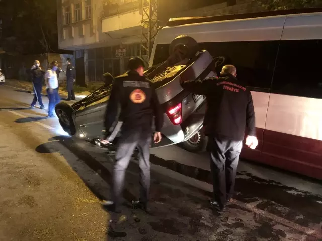İki araca çarpan otomobil takla attı: 2 yaralı İki araca çarpan otomobil takla attı: 2 yaralı
