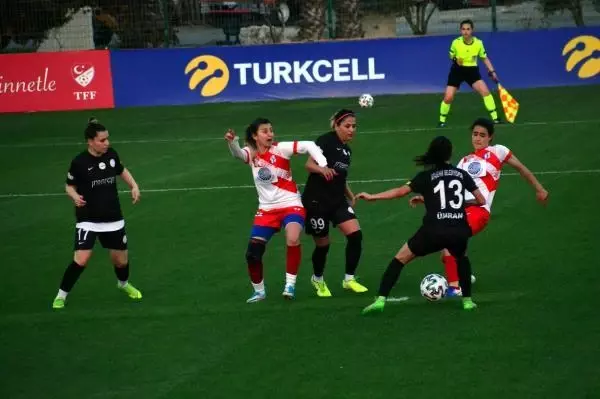 Kadın Futbol Ligi'nde gruplardaki 2'nci maçlar devam ediyor Kadın Futbol Ligi'nde gruplardaki 2'nci maçlar devam ediyor