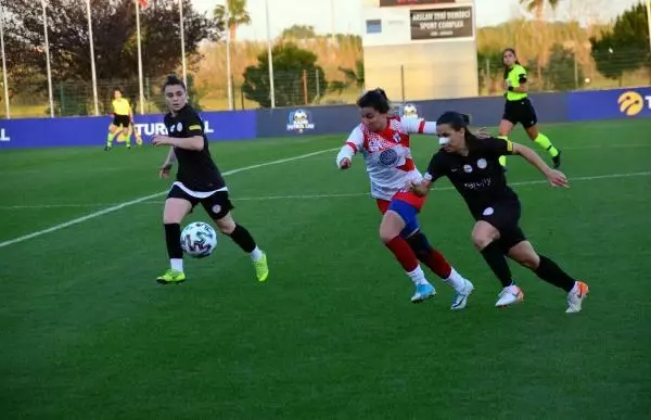 Kadın Futbol Ligi'nde gruplardaki 2'nci maçlar devam ediyor Kadın Futbol Ligi'nde gruplardaki 2'nci maçlar devam ediyor