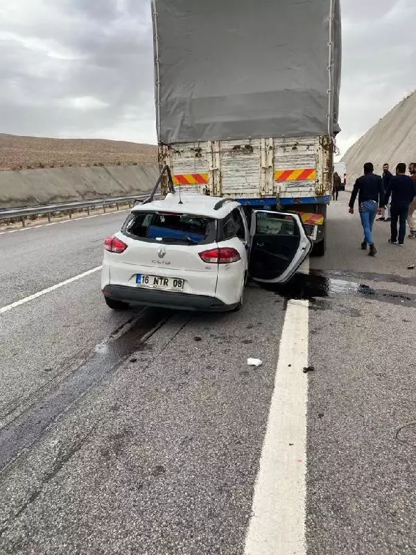 Kamyona arkadan çarpan otomobilin sürücüsü ağır yaralandı Kamyona arkadan çarpan otomobilin sürücüsü ağır yaralandı