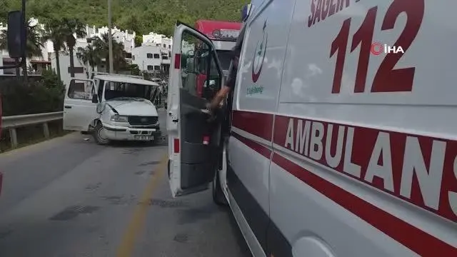 Kamyonet ile minibüs kafa kafaya çarpıştı: 1 yaralı Kamyonet ile minibüs kafa kafaya çarpıştı: 1 yaralı