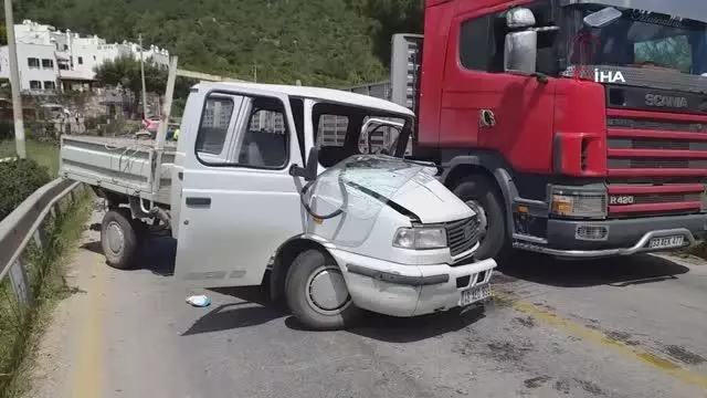 Kamyonet ile minibüs kafa kafaya çarpıştı: 1 yaralı Kamyonet ile minibüs kafa kafaya çarpıştı: 1 yaralı