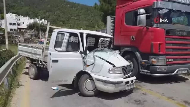 Kamyonet ile minibüs kafa kafaya çarpıştı: 1 yaralı Kamyonet ile minibüs kafa kafaya çarpıştı: 1 yaralı