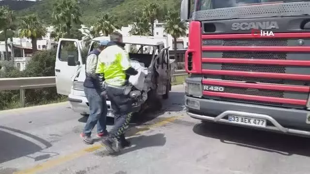 Kamyonet ile minibüs kafa kafaya çarpıştı: 1 yaralı Kamyonet ile minibüs kafa kafaya çarpıştı: 1 yaralı