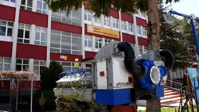 Kırşehir Meslek Lisesinde salgının başından bu yana maske ve dezenfektan üretimi durmadı Kırşehir Meslek Lisesinde salgının başından bu yana maske ve dezenfektan üretimi durmadı