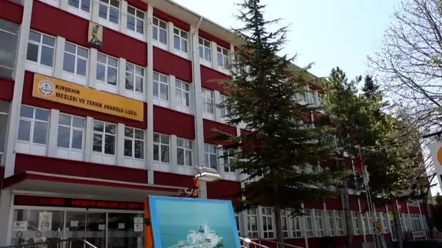 Kırşehir Meslek Lisesinde salgının başından bu yana maske ve dezenfektan üretimi durmadı Kırşehir Meslek Lisesinde salgının başından bu yana maske ve dezenfektan üretimi durmadı